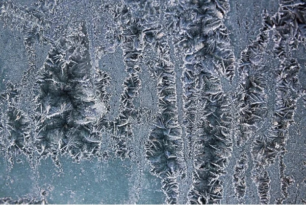 De ce se Formeaza Cristale de Gheata pe Unele Geamuri Iarna?